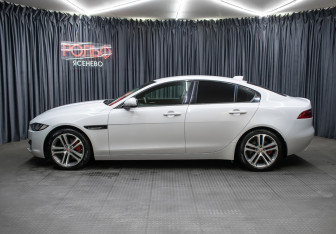Подержанный автомобиль Jaguar XE 2016 года (7 фото)
