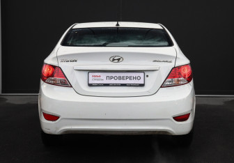 Подержанный автомобиль Hyundai Solaris Sedan 2013 года (6 фото)