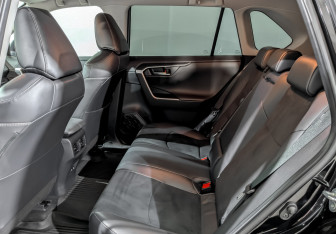 Подержанный автомобиль Toyota RAV4 2021 года (12 фото)