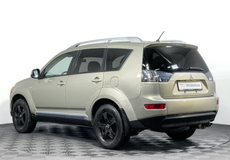 Подержанный автомобиль Mitsubishi Outlander 2008 года (7 фото)