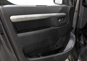 Подержанный автомобиль Peugeot Traveller 2020 года (18 фото)