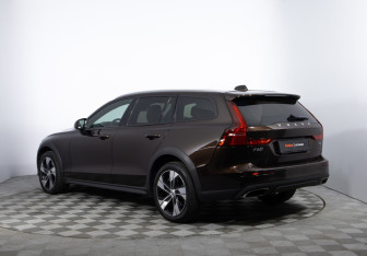 Подержанный автомобиль Volvo V60 Cross Country 2019 года (7 фото)