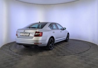 Подержанный автомобиль Skoda Octavia Liftback 2019 года (5 фото)
