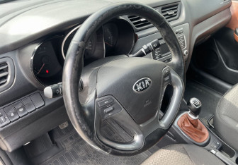 Подержанный автомобиль Kia Rio Sedan 2015 года (14 фото)