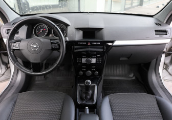 Подержанный автомобиль Opel Astra Wagon 2013 года (14 фото)