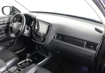 Подержанный автомобиль Mitsubishi Outlander 2017 года (10 фото)