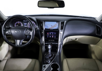 Подержанный автомобиль Infiniti Q50 2014 года (13 фото)