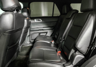 Подержанный автомобиль Ford Explorer 2014 года (10 фото)