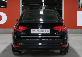 Подержанный автомобиль Volkswagen Jetta Sedan 2016 года (6 фото)