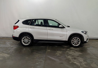Подержанный автомобиль BMW X1 2017 года (8 фото)