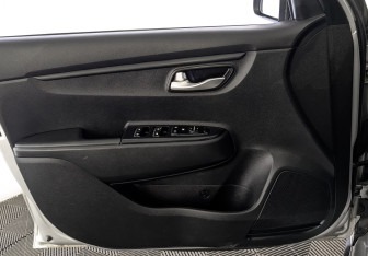 Подержанный автомобиль Kia Rio Hatchback 2021 года (17 фото)