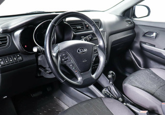 Подержанный автомобиль Kia Rio Sedan 2015 года (10 фото)