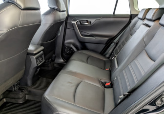 Подержанный автомобиль Toyota RAV4 2022 года (12 фото)