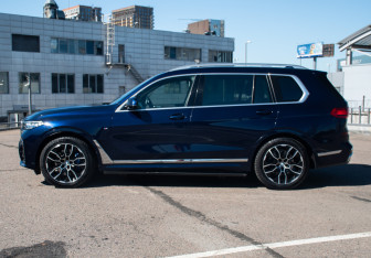 Подержанный автомобиль BMW X7 2021 года (7 фото)