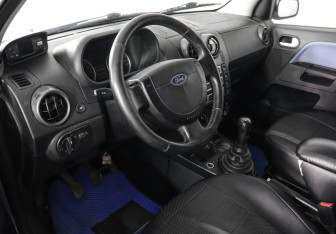 Подержанный автомобиль Ford Fusion 2005 года (9 фото)