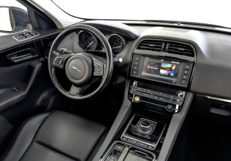 Подержанный автомобиль Jaguar F-Pace 2017 года (30 фото)