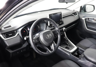 Подержанный автомобиль Toyota RAV4 2020 года (9 фото)