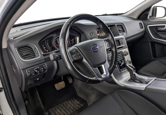Подержанный автомобиль Volvo S60 2017 года (15 фото)