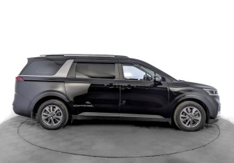 Подержанный автомобиль Kia Carnival 2021 года (4 фото)