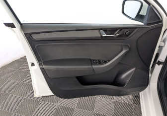 Подержанный автомобиль Skoda Rapid Liftback 2020 года (19 фото)