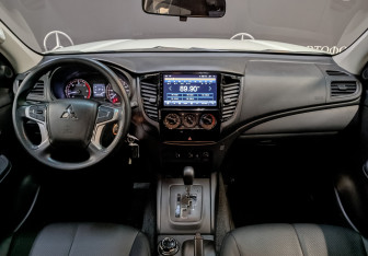 Подержанный автомобиль Mitsubishi L200 2022 года (14 фото)