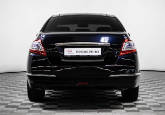 Подержанный автомобиль Nissan Teana 2011 года (6 фото)