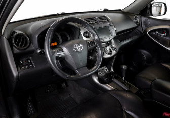 Подержанный автомобиль Toyota RAV4 2011 года (7 фото)