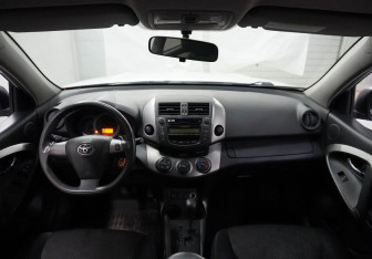 Подержанный автомобиль Toyota RAV4 2010 года (12 фото)