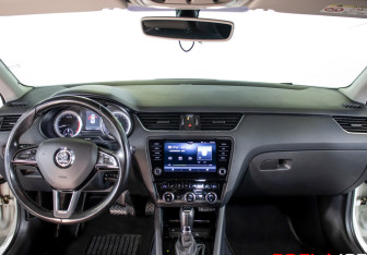 Подержанный автомобиль Skoda Octavia Liftback 2017 года (12 фото)