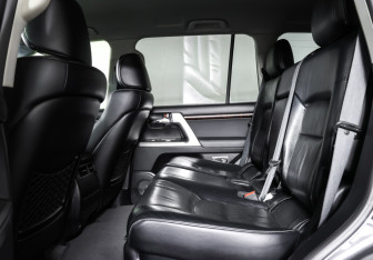 Подержанный автомобиль Toyota Land Cruiser Suv 2014 года (11 фото)