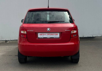 Подержанный автомобиль Skoda Fabia Hatchback 2013 года (6 фото)