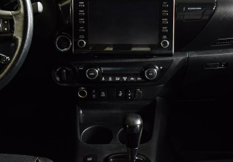 Подержанный автомобиль Toyota Hilux 2020 года (10 фото)