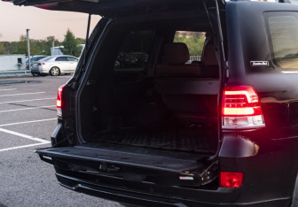 Подержанный автомобиль Toyota Land Cruiser Suv 2016 года (25 фото)