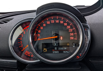 Подержанный автомобиль MINI Clubman Wagon 2019 года (16 фото)