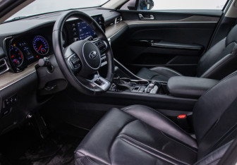 Подержанный автомобиль Kia K5 2021 года (10 фото)