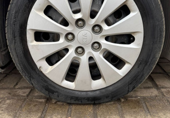 Подержанный автомобиль Kia Ceed Hatchback 2013 года (14 фото)