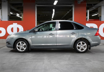 Подержанный автомобиль Ford Focus Sedan 2009 года (8 фото)