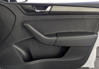 Подержанный автомобиль Skoda Rapid Liftback 2018 года (24 фото)