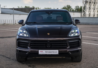 Подержанный автомобиль Porsche Cayenne 2019 года (2 фото)