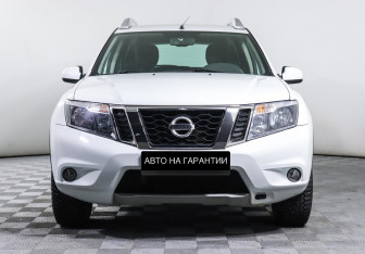 Подержанный автомобиль Nissan Terrano 2015 года (2 фото)