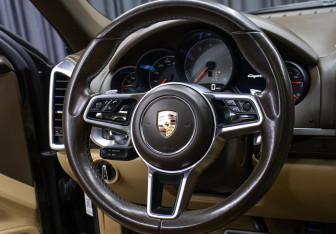 Подержанный автомобиль Porsche Cayenne 2016 года (18 фото)