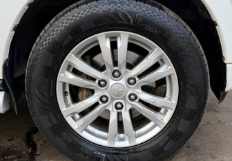 Подержанный автомобиль Mitsubishi Pajero 2014 года (15 фото)