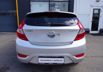 Подержанный автомобиль Hyundai Solaris Hatchback 2011 года (6 фото)