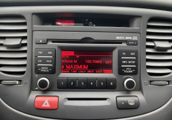 Подержанный автомобиль Kia Rio Hatchback 2009 года (14 фото)