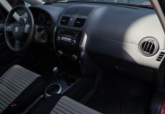 Подержанный автомобиль Suzuki SX4 Hatchback 2010 года (7 фото)