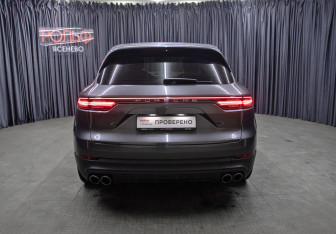 Подержанный автомобиль Porsche Cayenne 2019 года (6 фото)