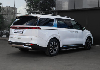 Подержанный автомобиль Kia Carnival 2021 года (4 фото)