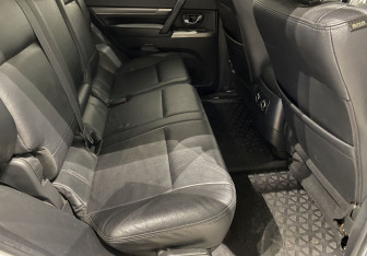 Подержанный автомобиль Mitsubishi Pajero 2014 года (11 фото)