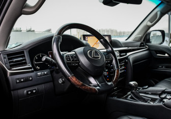 Подержанный автомобиль Lexus LX 2016 года (15 фото)