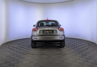Подержанный автомобиль Nissan Juke 2013 года (6 фото)